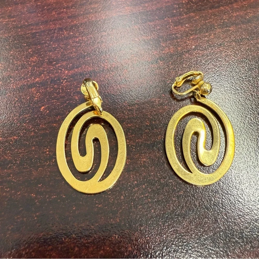 Avon vintage “Spiral connection” Goldtone Spiral Dangle clip  Earrings NIB 1987